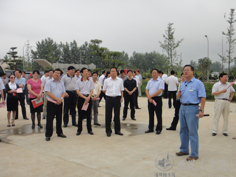 2011年7月，黃岡市市長劉雪榮、武穴市委書記吳美景視察黃岡亞東