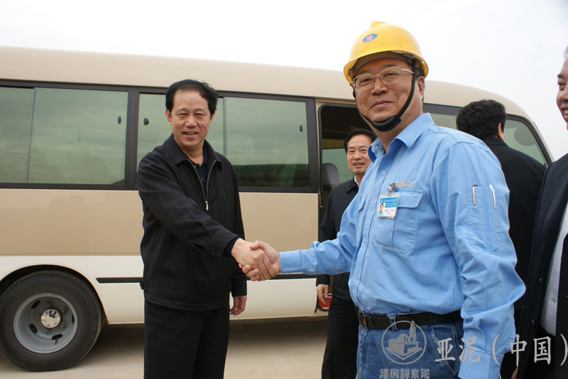 2009年4月，湖北省委常委組織部長潘立剛視察黃岡亞東