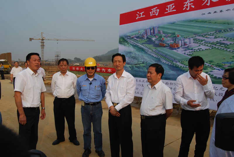 2012年10月9日江西省人大陳達恒副主任（左四）視察江西亞東五/六線工地，張總經理振崑親切接待。